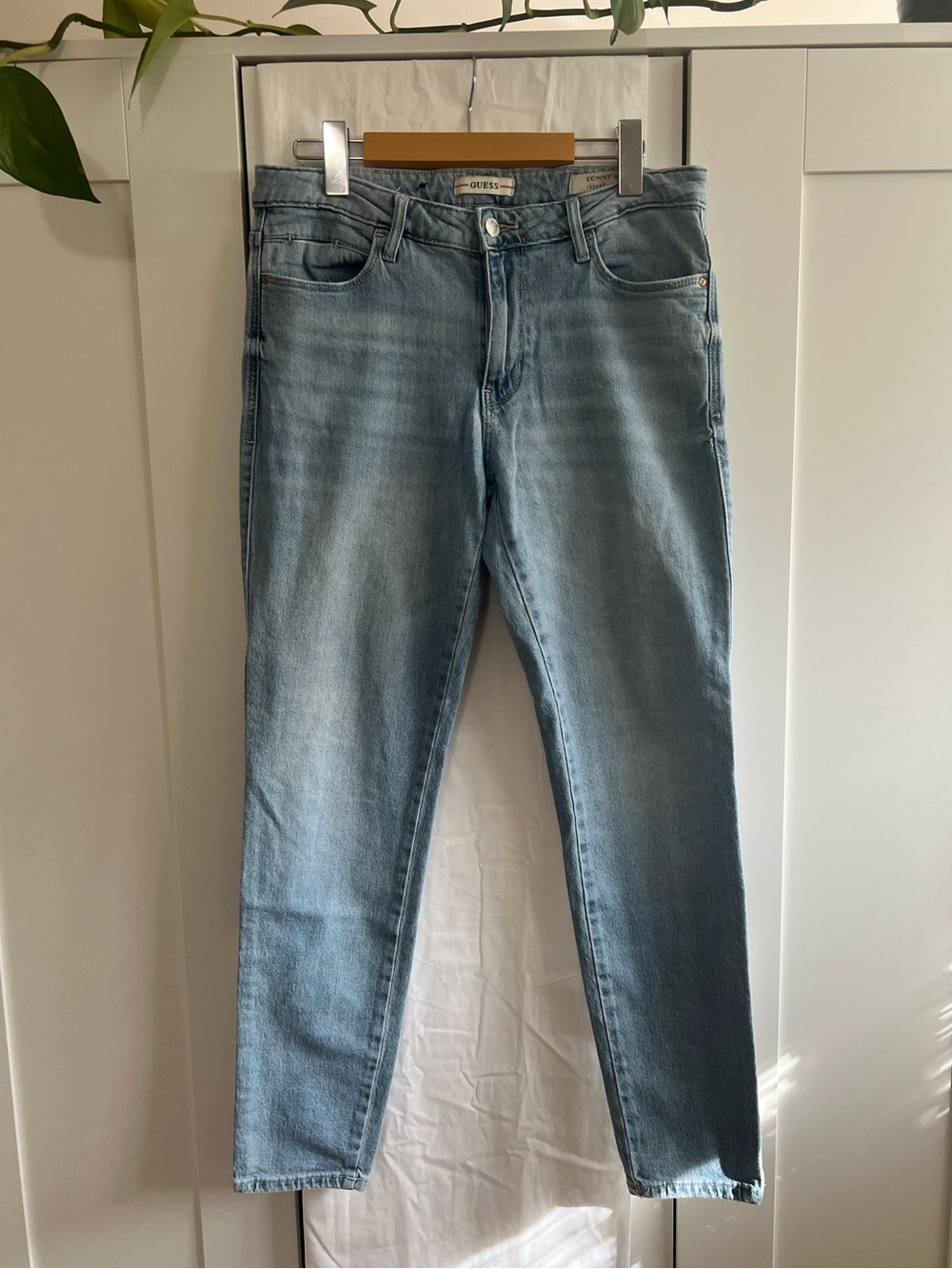 Guess Skinny Mid Rise Sexy Curve Light Wash Jeans 👖 Size 29